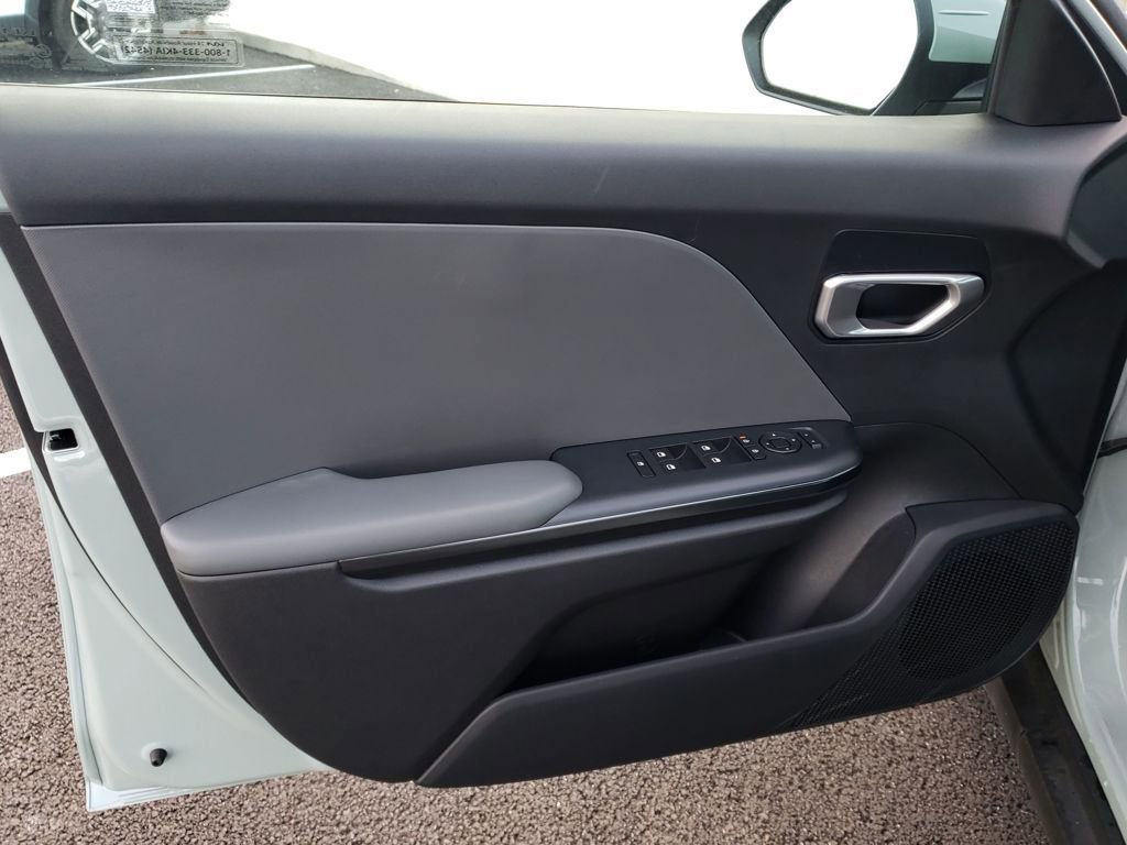 New 2025 Kia K4 LXS image 15