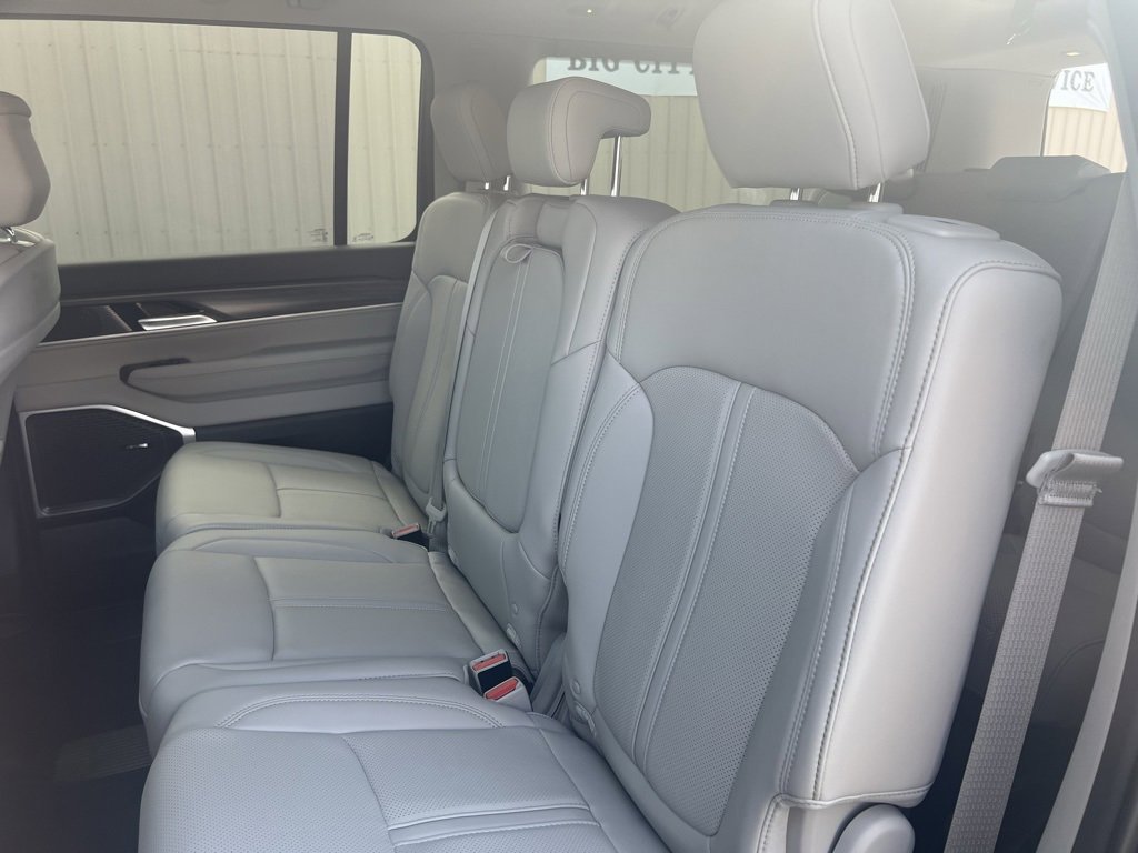 New 2024 Jeep Wagoneer L Series II w/ HD Trailer Tow Package image 32