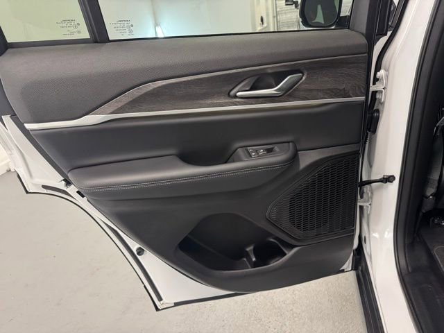 Used 2025 Jeep Grand Cherokee Limited w/ Black Appearance Package image 10