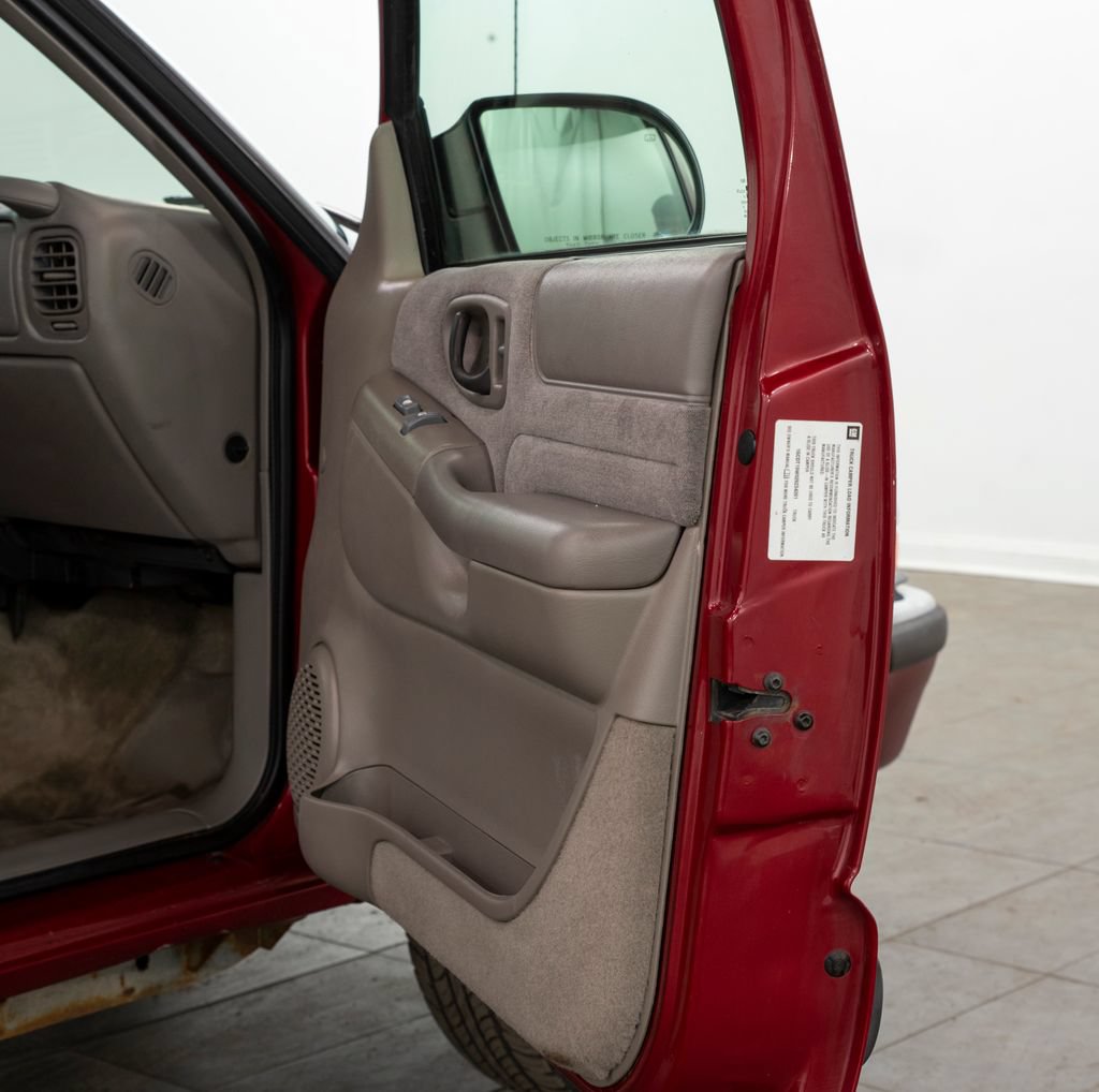 Used 2002 Chevrolet S10 Pickup LS w/ LS Preferred Equipment Group AWD/4WD image 15