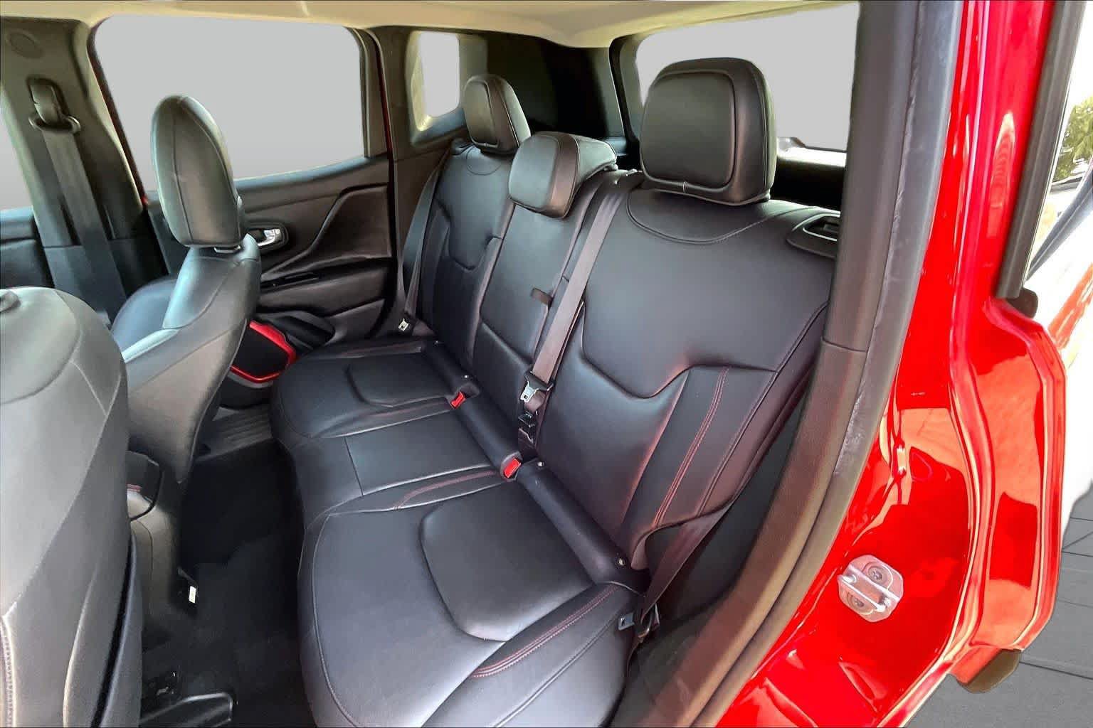Used 2016 Jeep Renegade Trailhawk w/ Premium Trailhawk Package AWD/4WD image 21