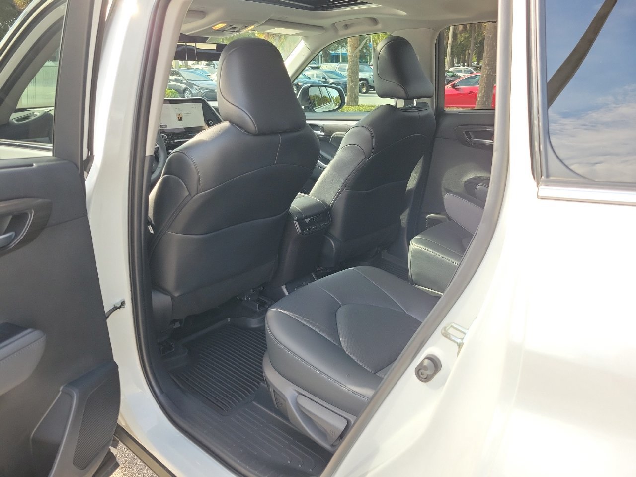 Used 2026 Toyota Highlander Limited AWD/4WD image 10