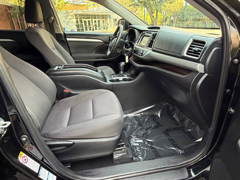 Used 2019 Toyota Highlander LE AWD/4WD image 30