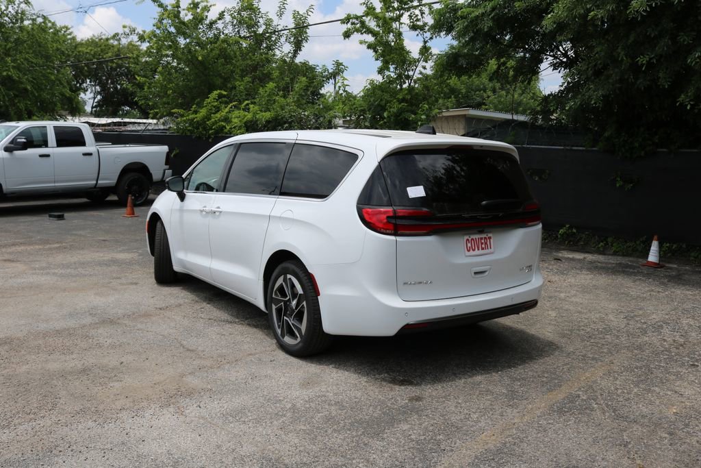 New 2027 Chrysler Pacifica Limited AWD/4WD image 3