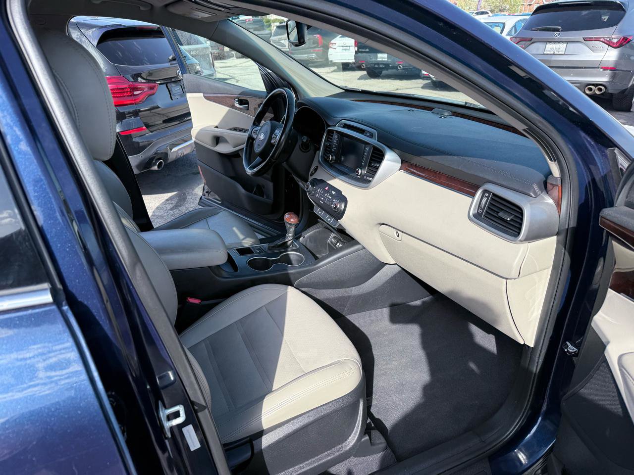 Used 2017 Kia Sorento LX w/ LX Convenience Package image 13