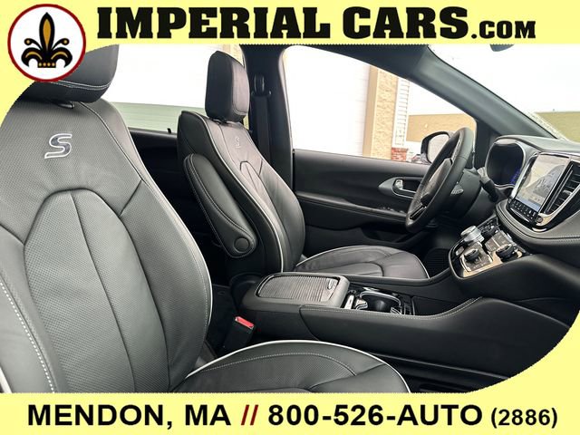 New 2026 Chrysler Pacifica Limited w/ S Appearance Package image 16