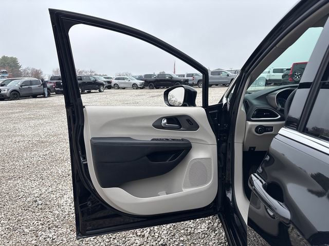 Used 2024 Chrysler Pacifica Touring-L image 18