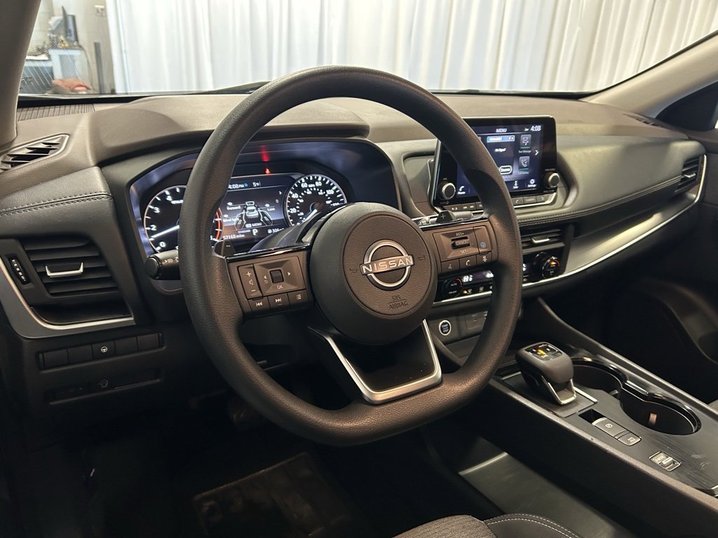 Used 2023 Nissan Rogue SV image 2