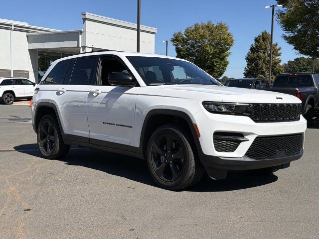 Used 2023 Jeep Grand Cherokee Altitude AWD/4WD image 6