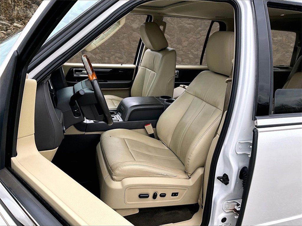 Used 2017 Lincoln Navigator Reserve image 21