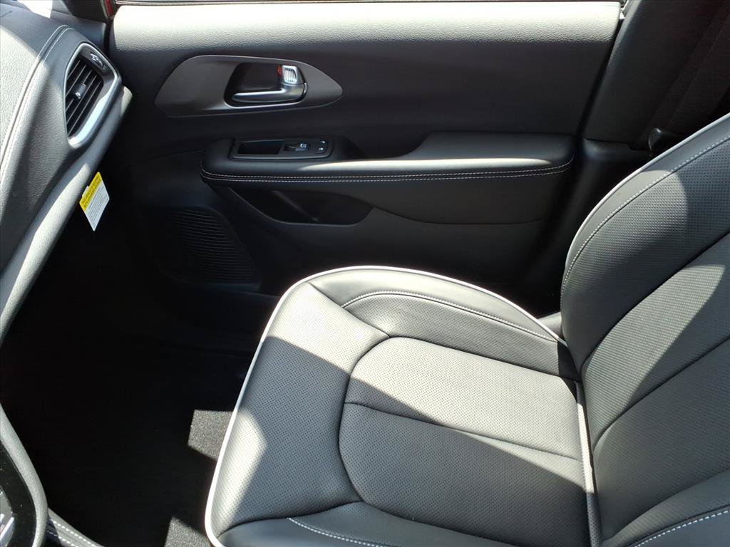 New 2027 Chrysler Pacifica Limited AWD/4WD image 34