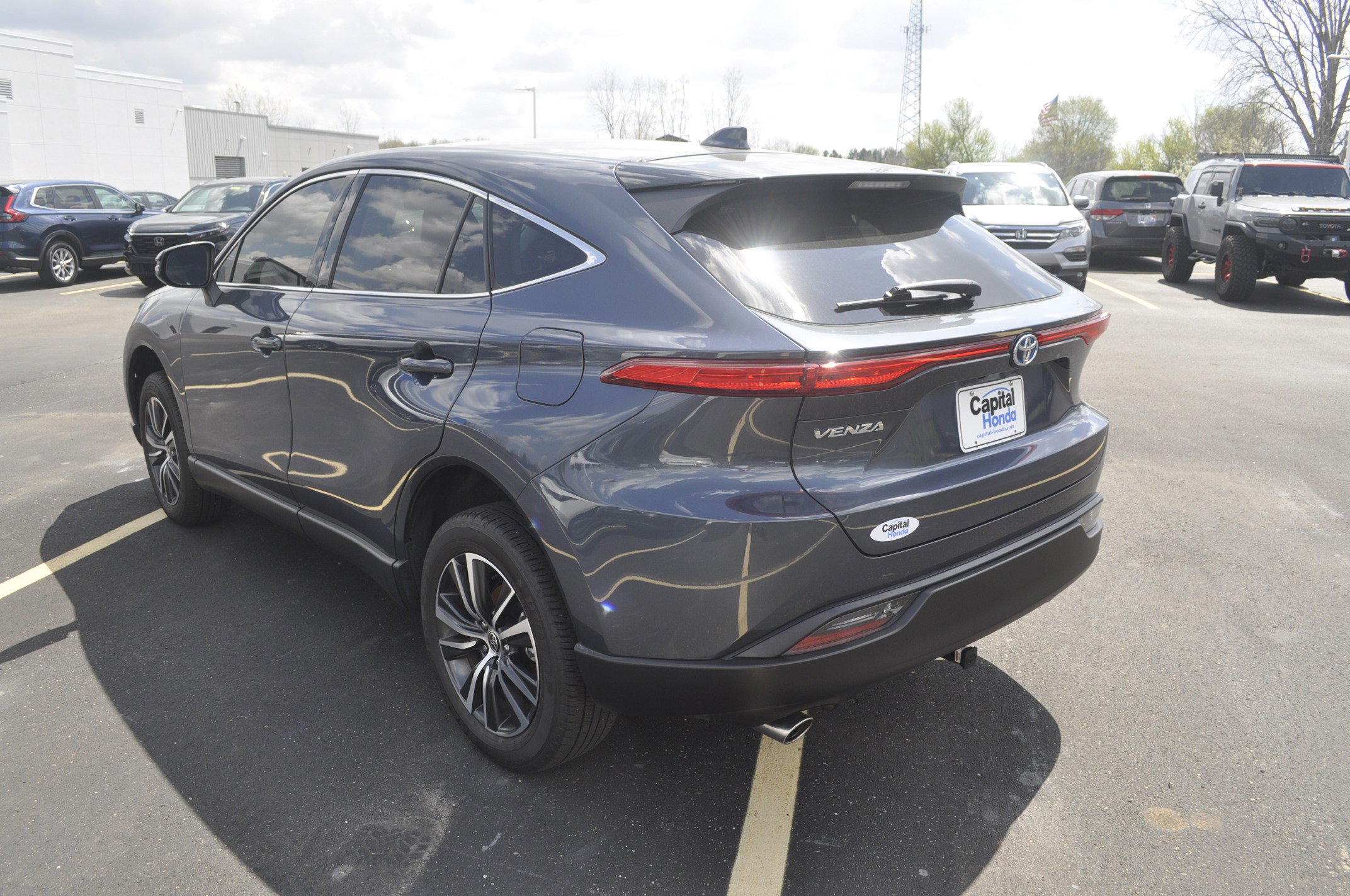 Used 2024 Toyota Venza LE AWD/4WD image 5
