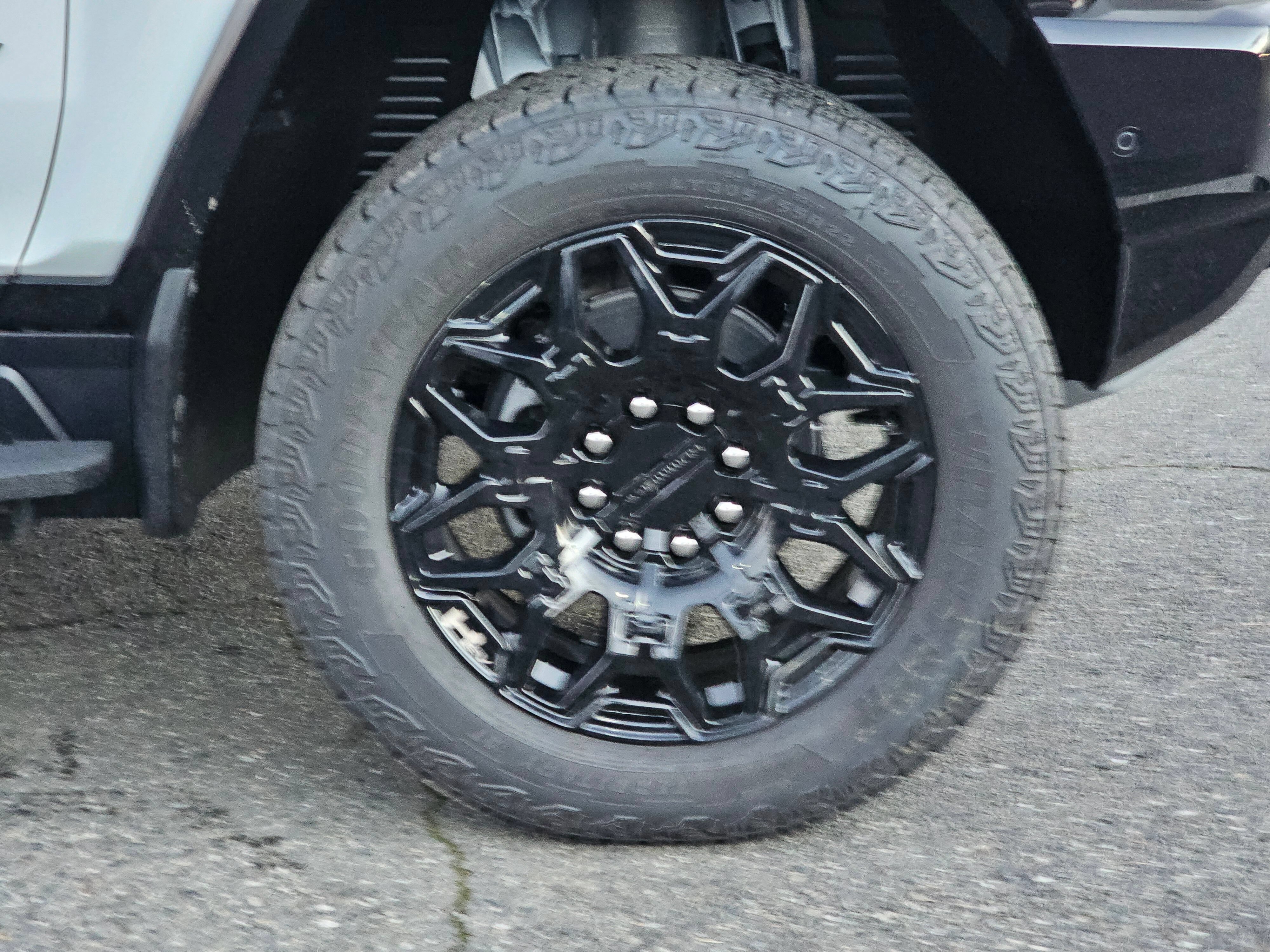 New 2026 GMC Hummer EV SUV w/ LPO, Dark Essentials Package AWD/4WD image 9
