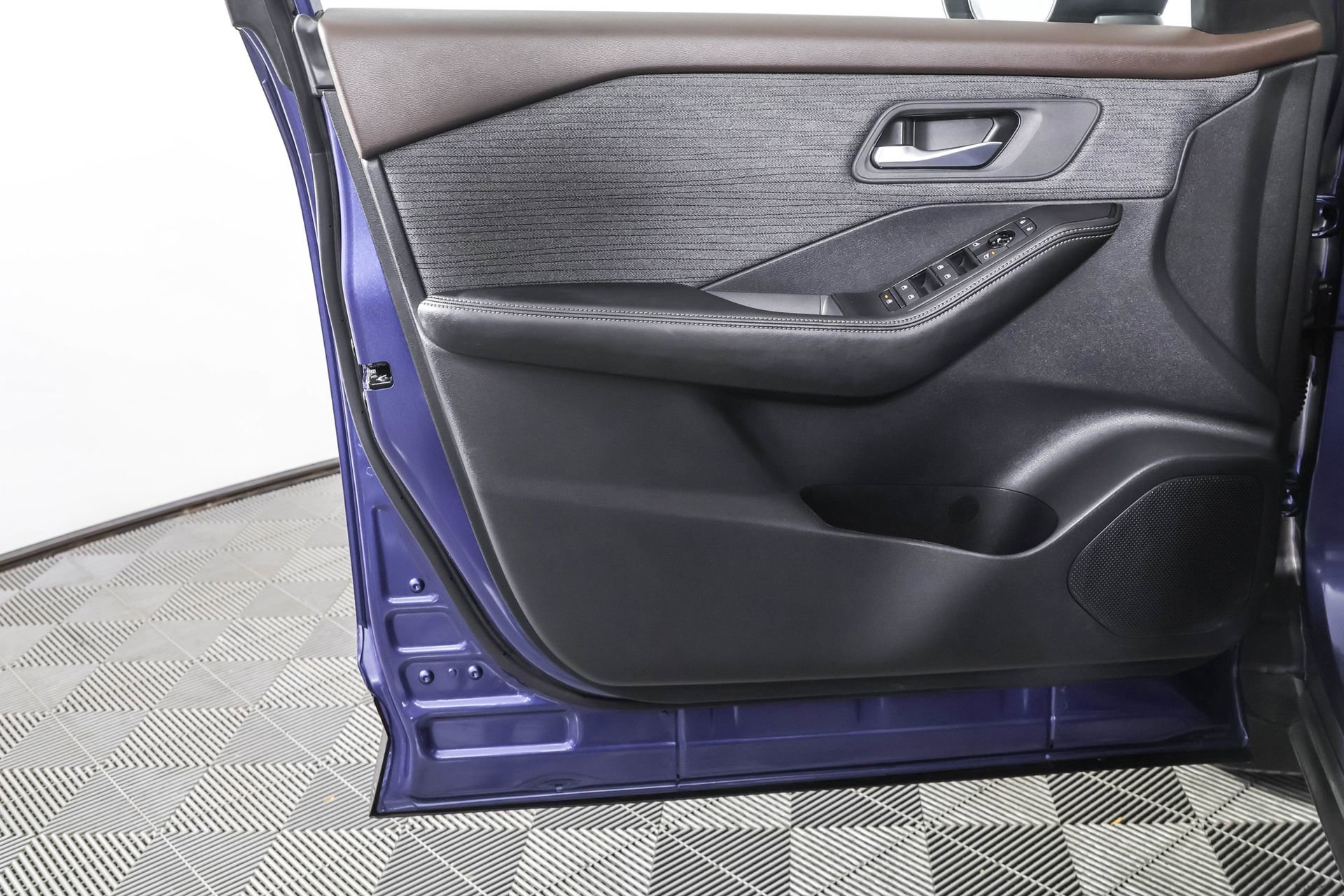 Used 2023 Nissan Rogue SV image 41