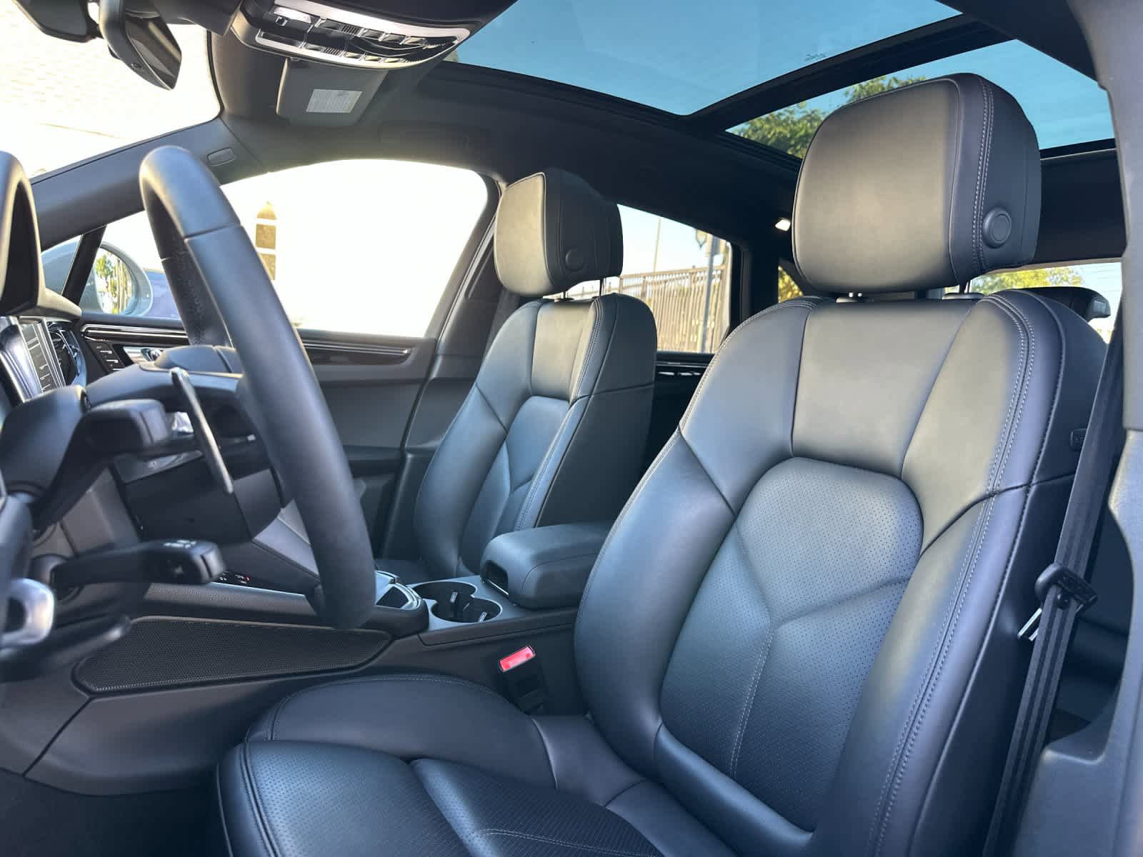 Certified 2025 Porsche Macan AWD/4WD image 5