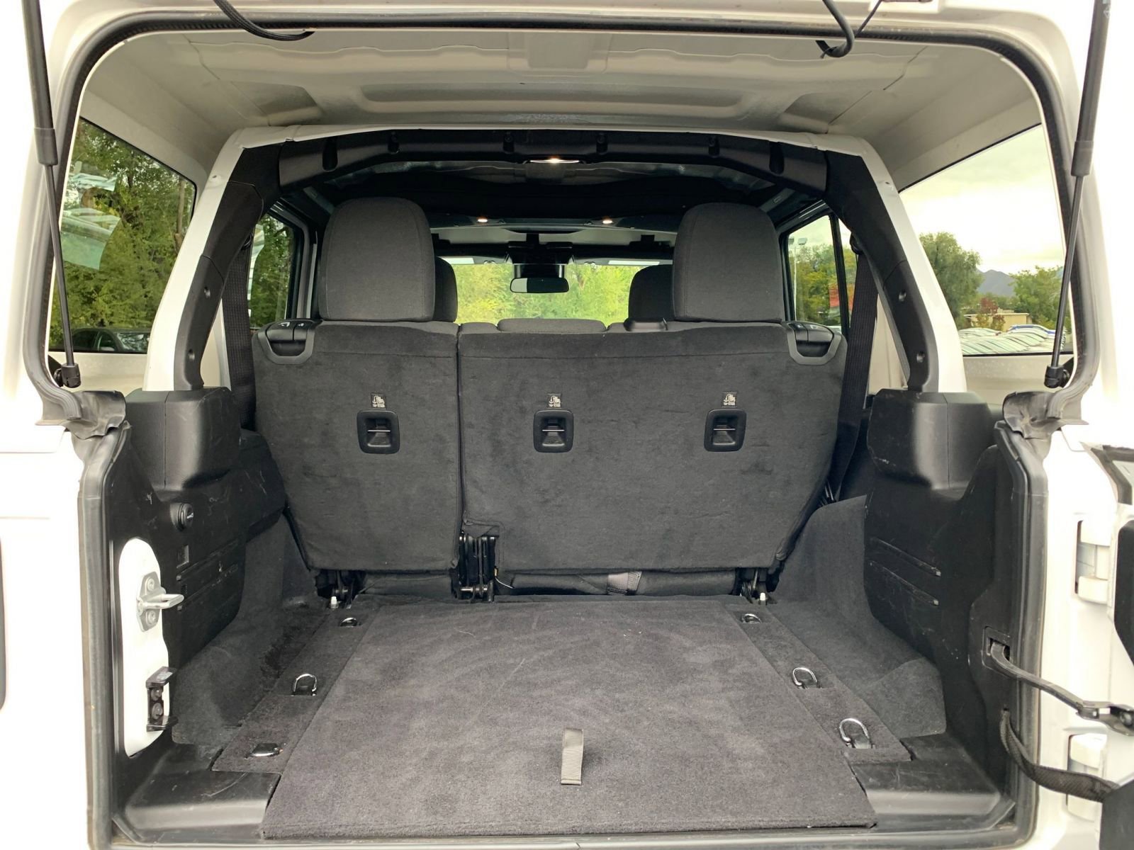 Used 2025 Jeep Wrangler Sahara image 30