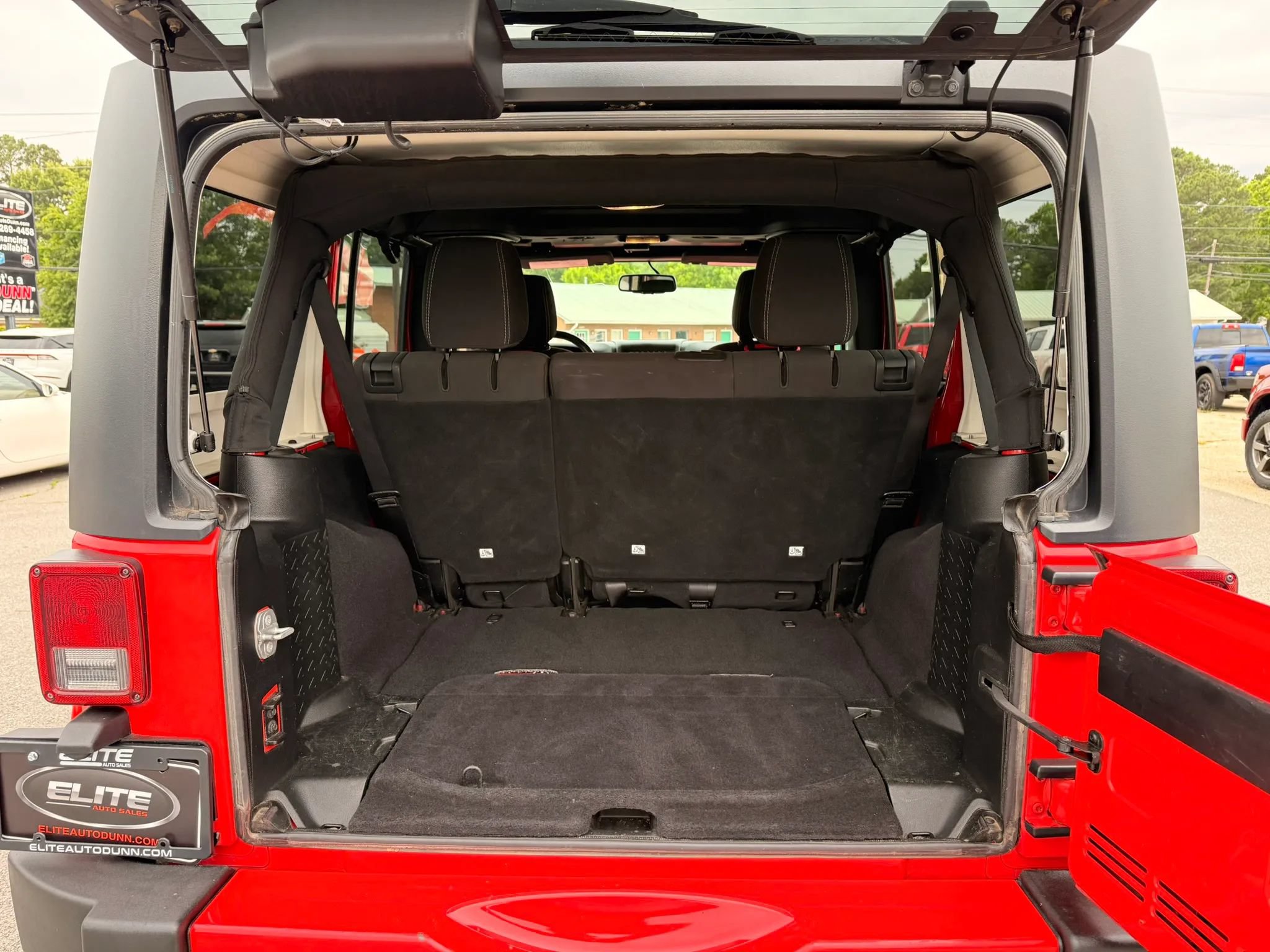 Used 2018 Jeep Wrangler Unlimited Sahara AWD/4WD image 11