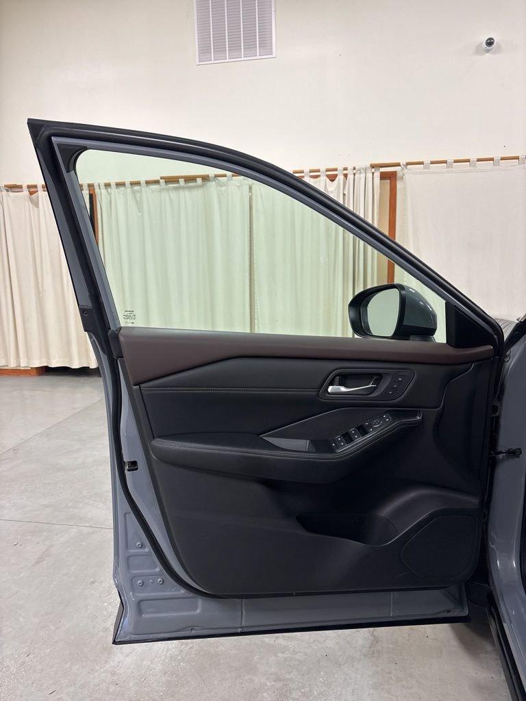 Used 2023 Nissan Rogue SL AWD/4WD image 17