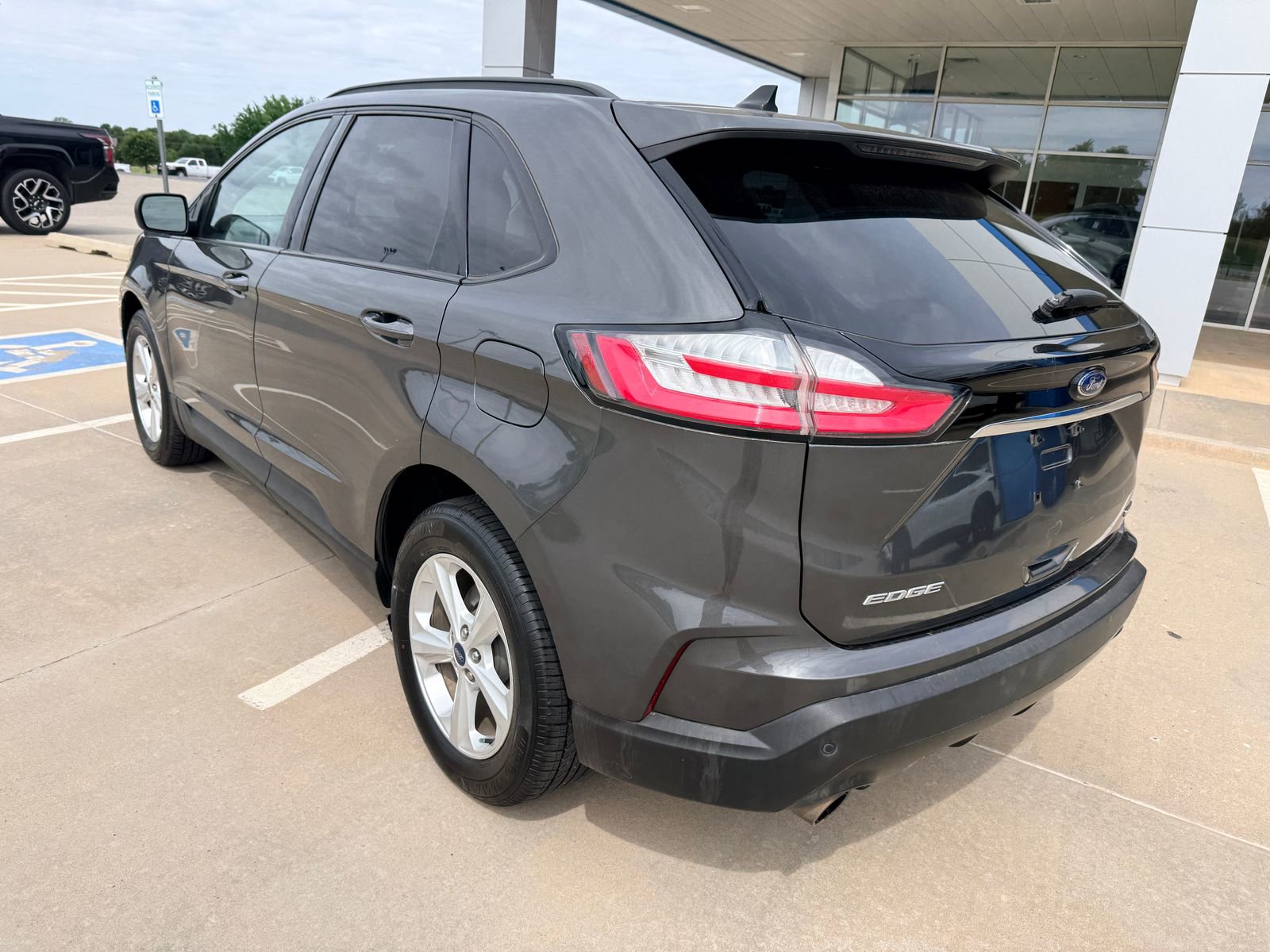 Used 2020 Ford Edge SE w/ Cargo Accessory Package FWD image 9