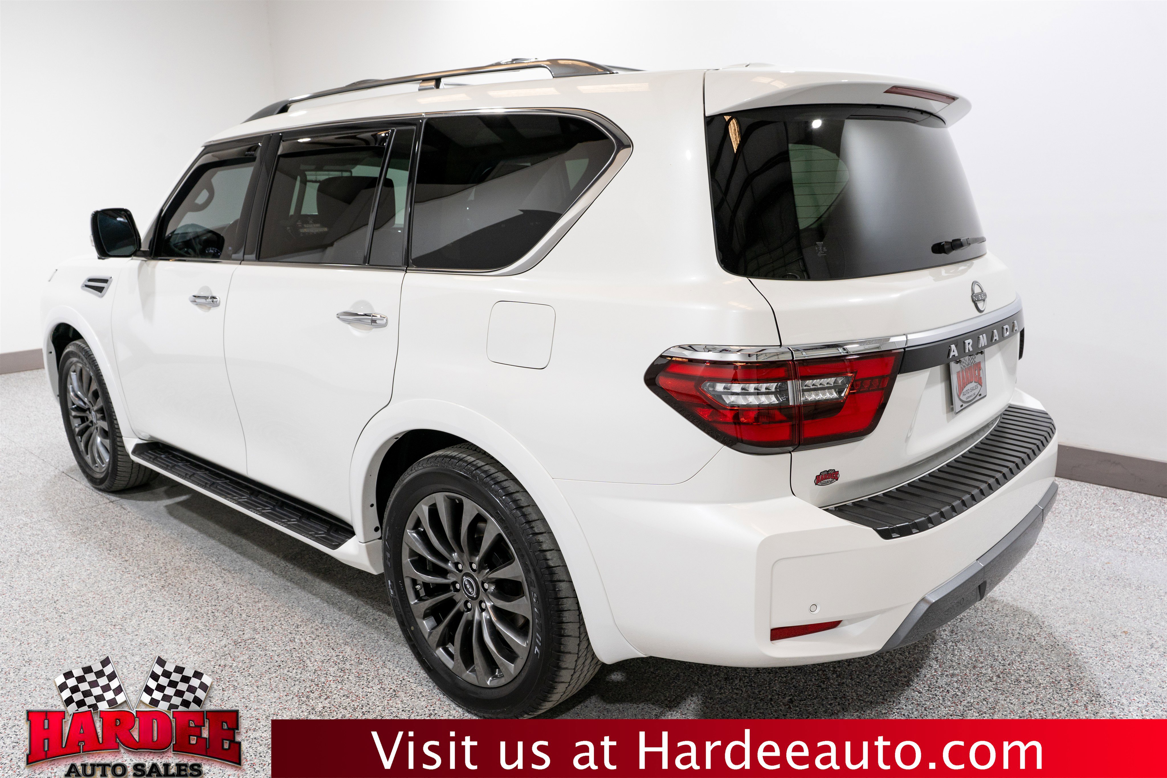 Used 2023 Nissan Armada Platinum w/ Captain's Chairs Package RWD image 3