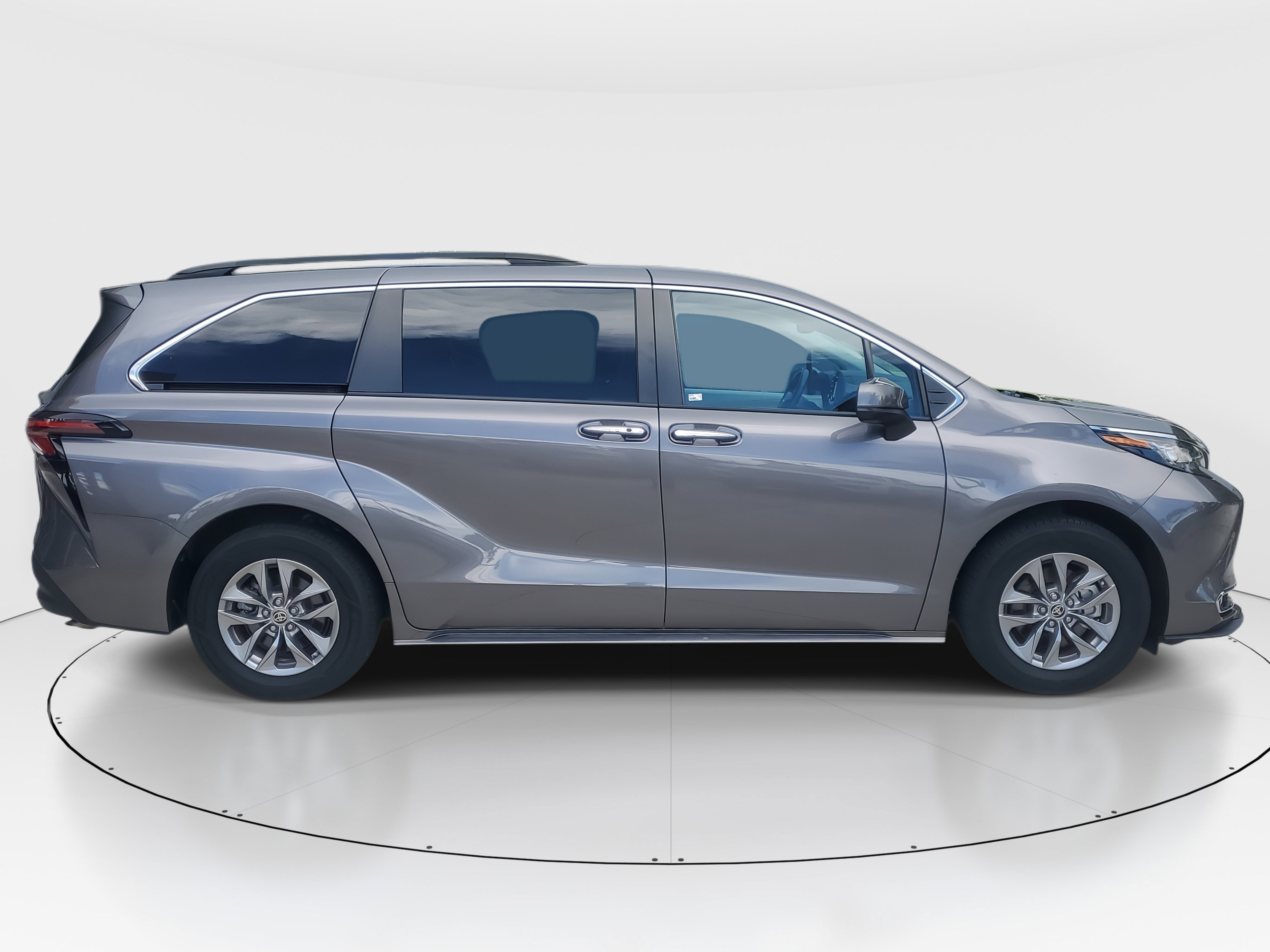 Used 2023 Toyota Sienna XLE image 2