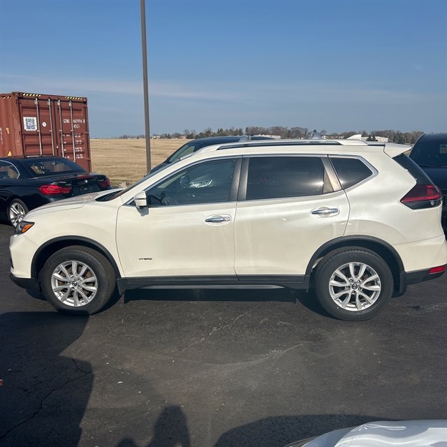 Used 2018 Nissan Rogue SV w/ Premium Package image 2
