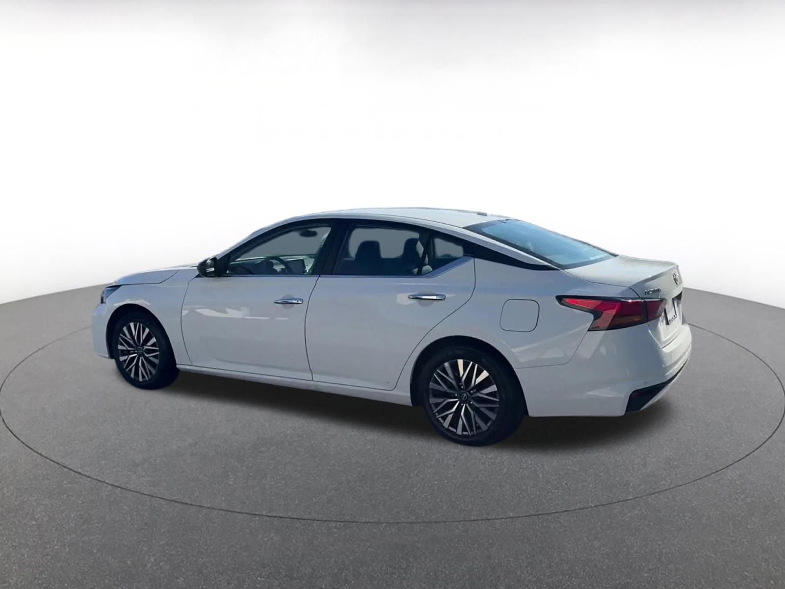 Used 2025 Nissan Altima 2.5 SV image 10