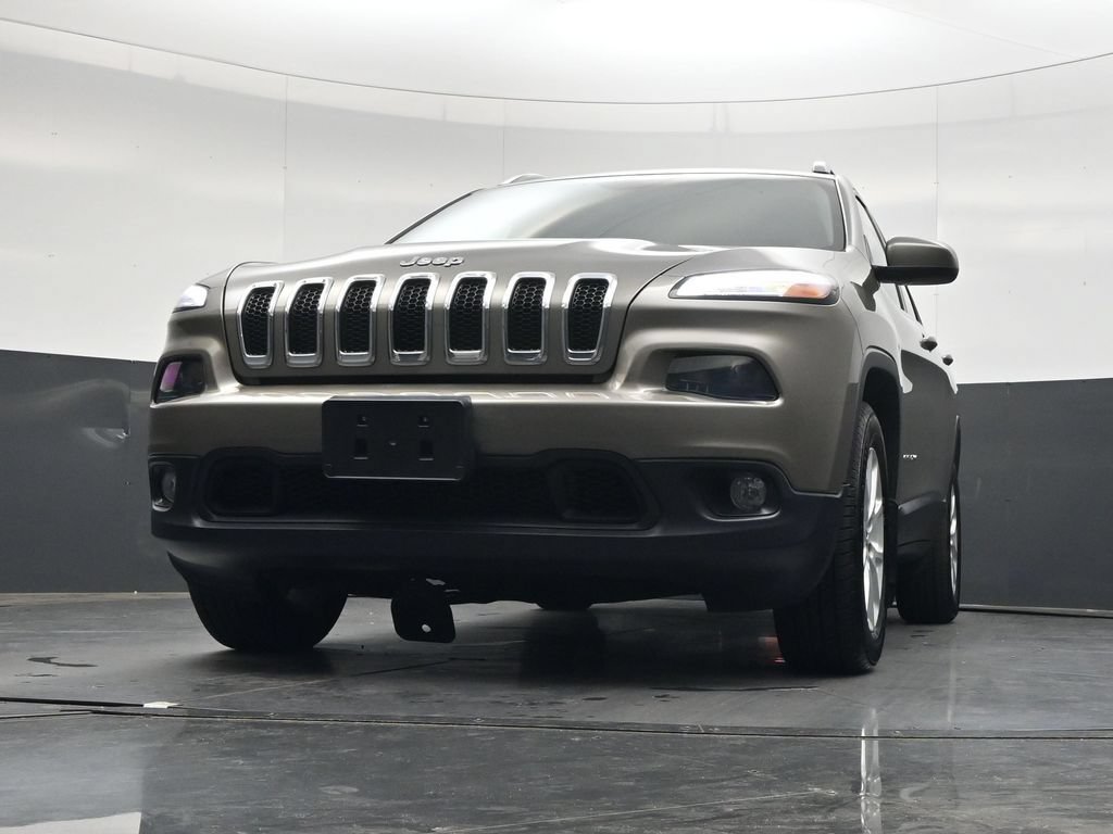 Used 2018 Jeep Cherokee Latitude w/ Cold Weather Group AWD/4WD image 41
