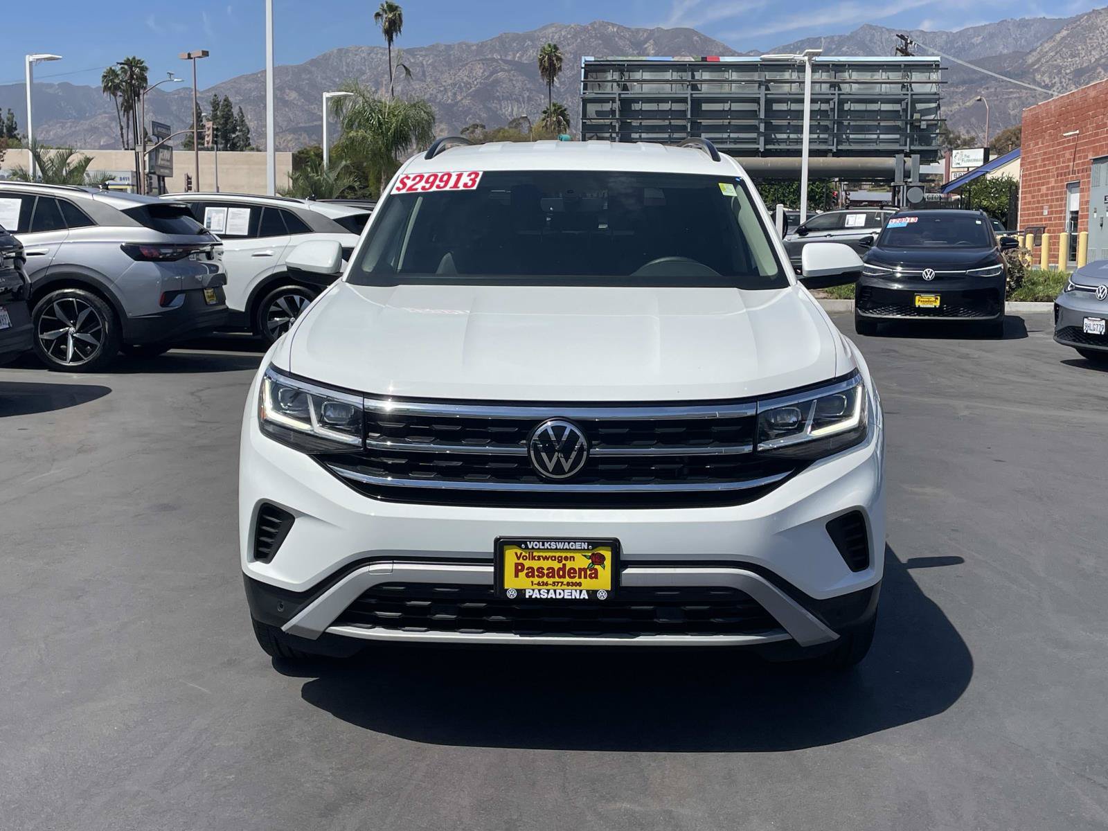 Certified 2023 Volkswagen Atlas SE w/ Black Wheel Package FWD image 2