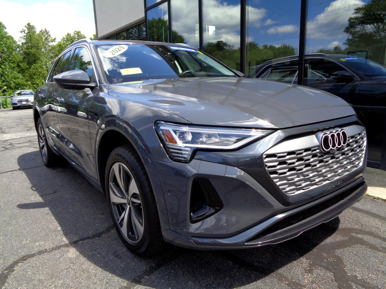 Used 2024 Audi Q8 e-tron Premium Plus w/ Premium Plus Package image 3