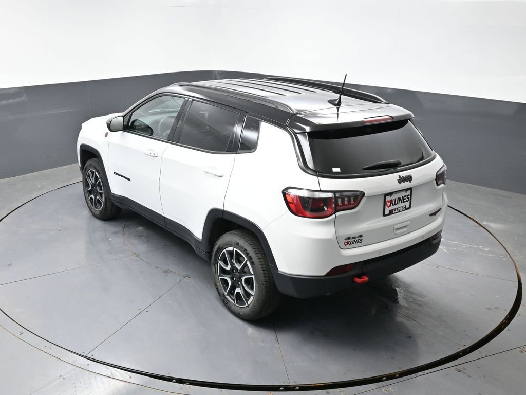 Used 2025 Jeep Compass Trailhawk AWD/4WD image 46