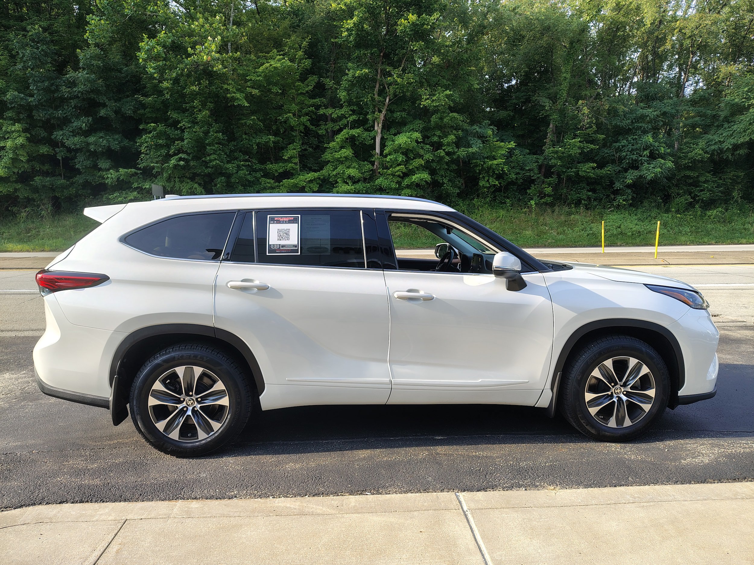 Used 2020 Toyota Highlander XLE AWD/4WD image 6