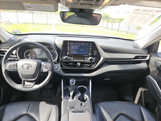 Used 2022 Toyota Highlander XLE FWD image 39