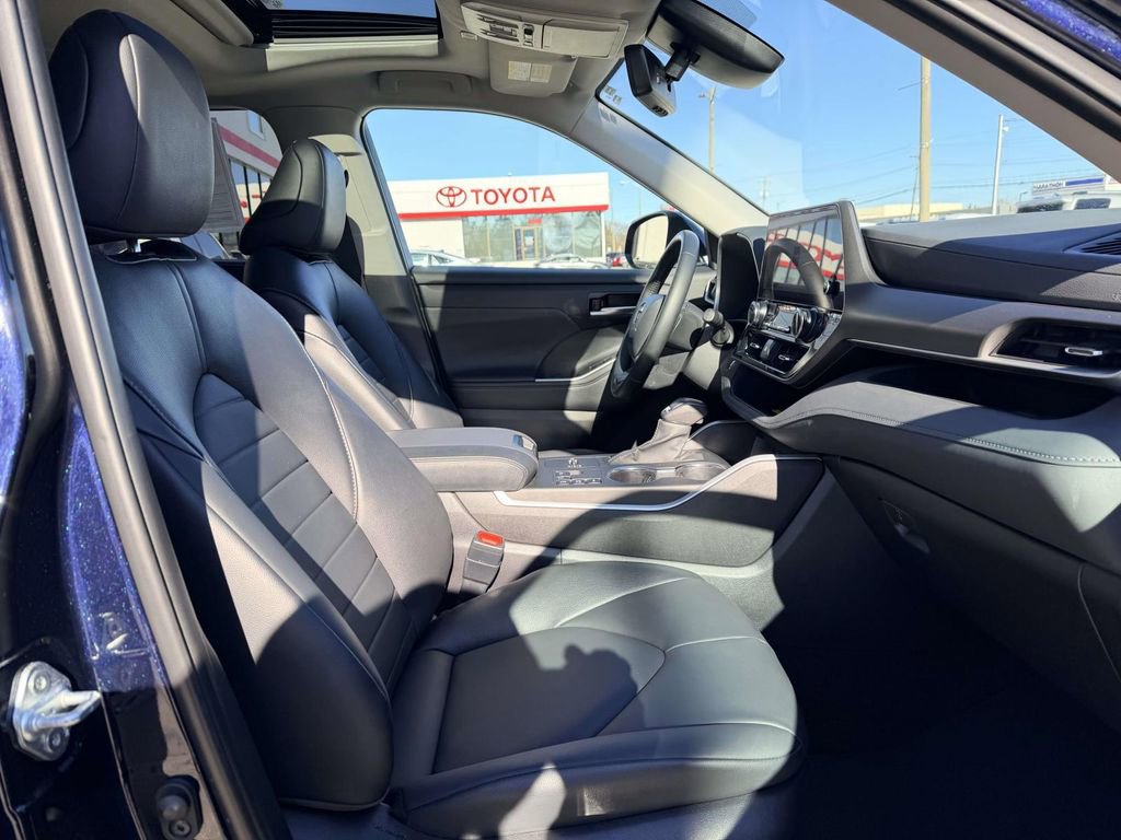 Certified 2024 Toyota Highlander XLE image 13