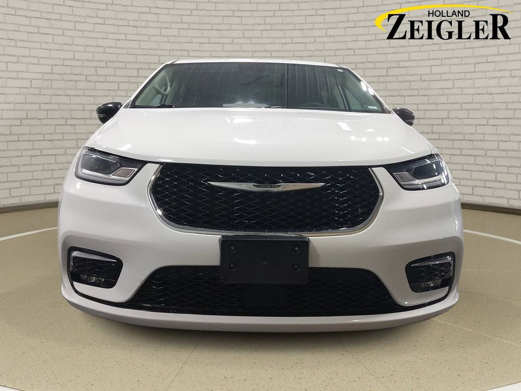 Used 2024 Chrysler Pacifica Touring-L FWD image 2