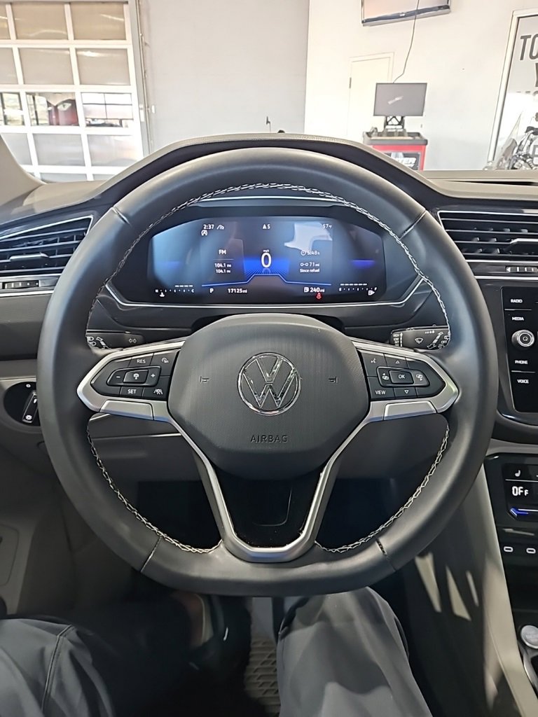 Certified 2024 Volkswagen Tiguan SE w/ Panoramic Sunroof Package image 35