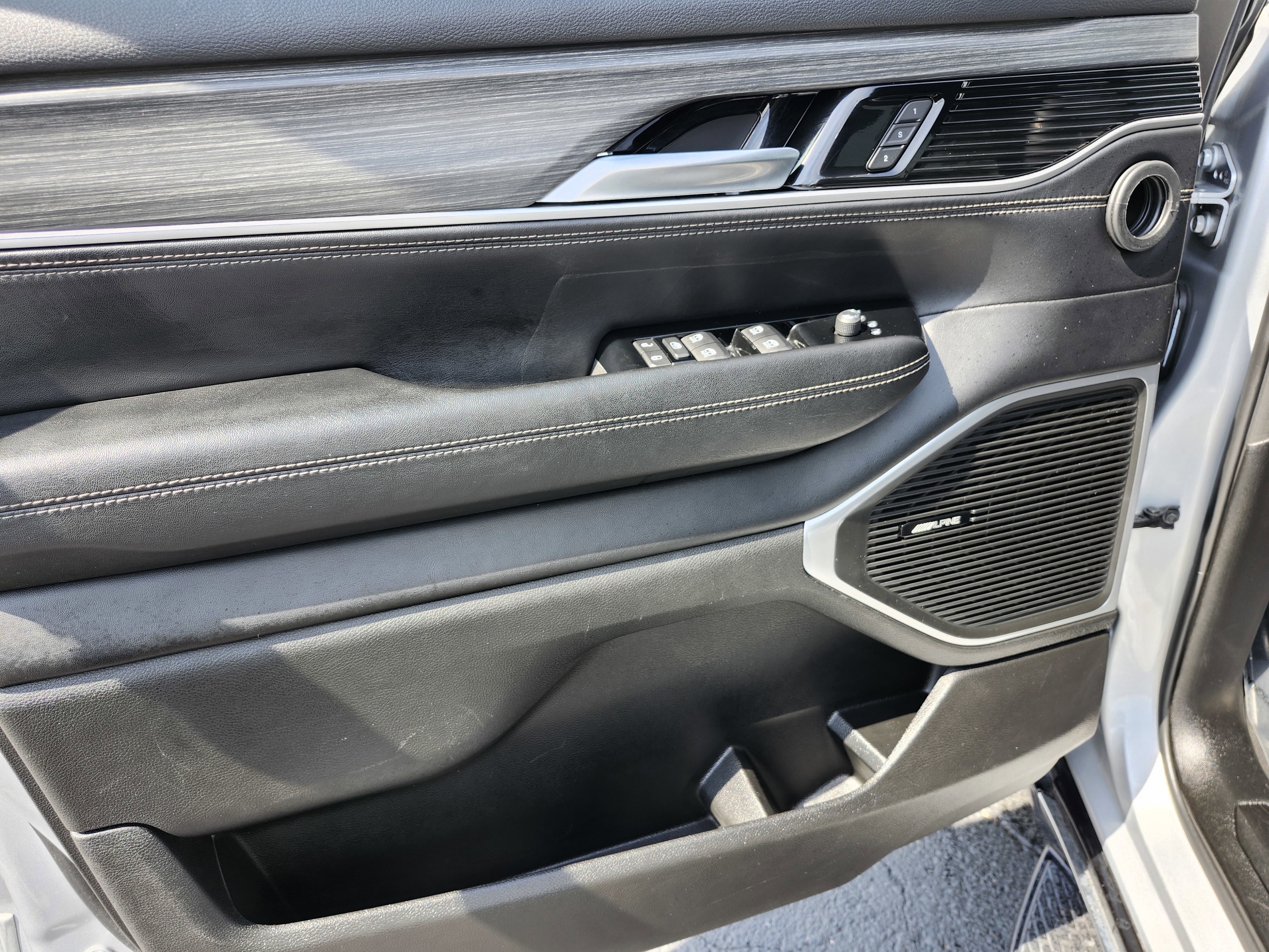 Used 2023 Jeep Wagoneer L Series II image 19