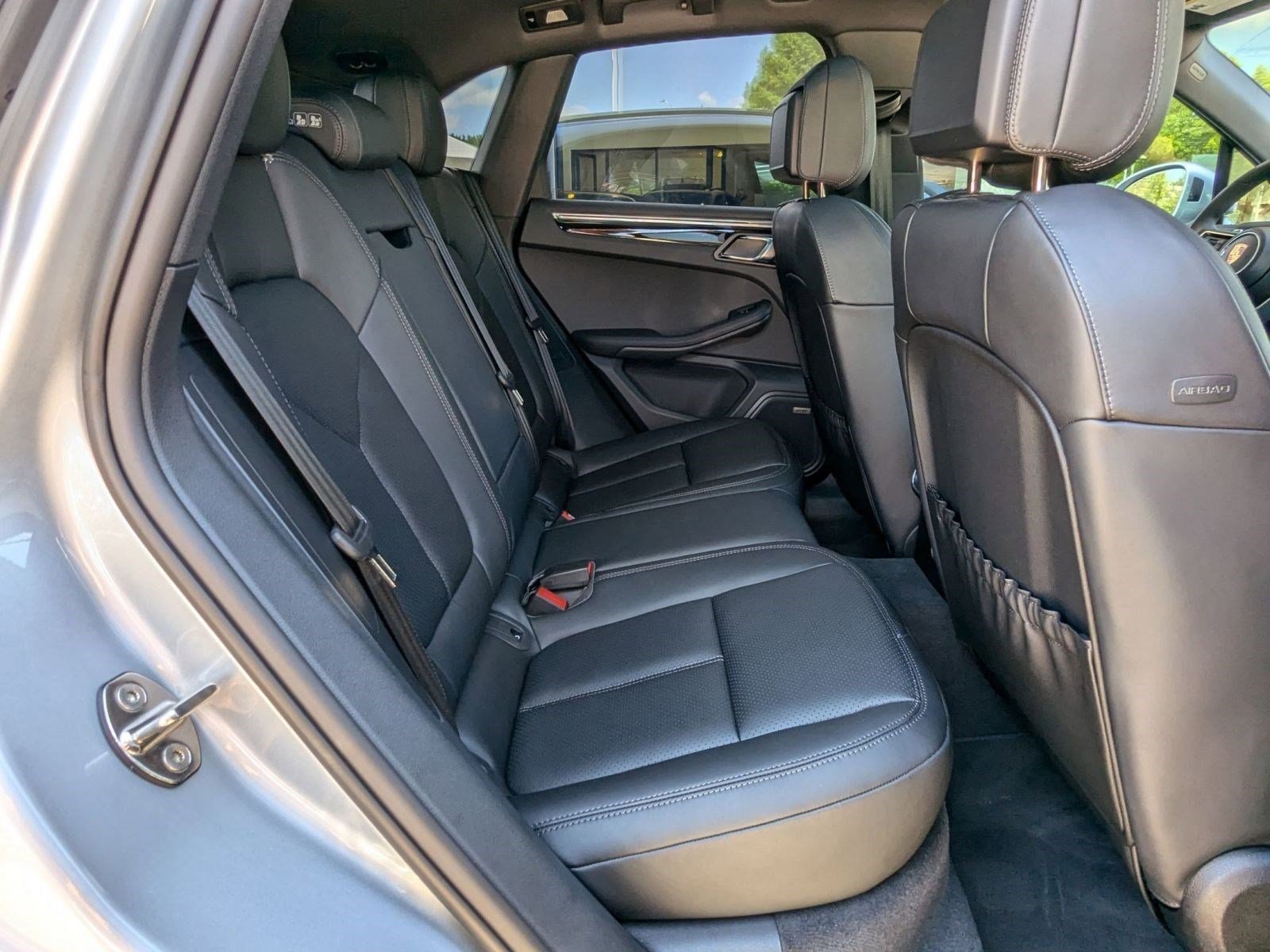 Certified 2025 Porsche Macan AWD/4WD image 24