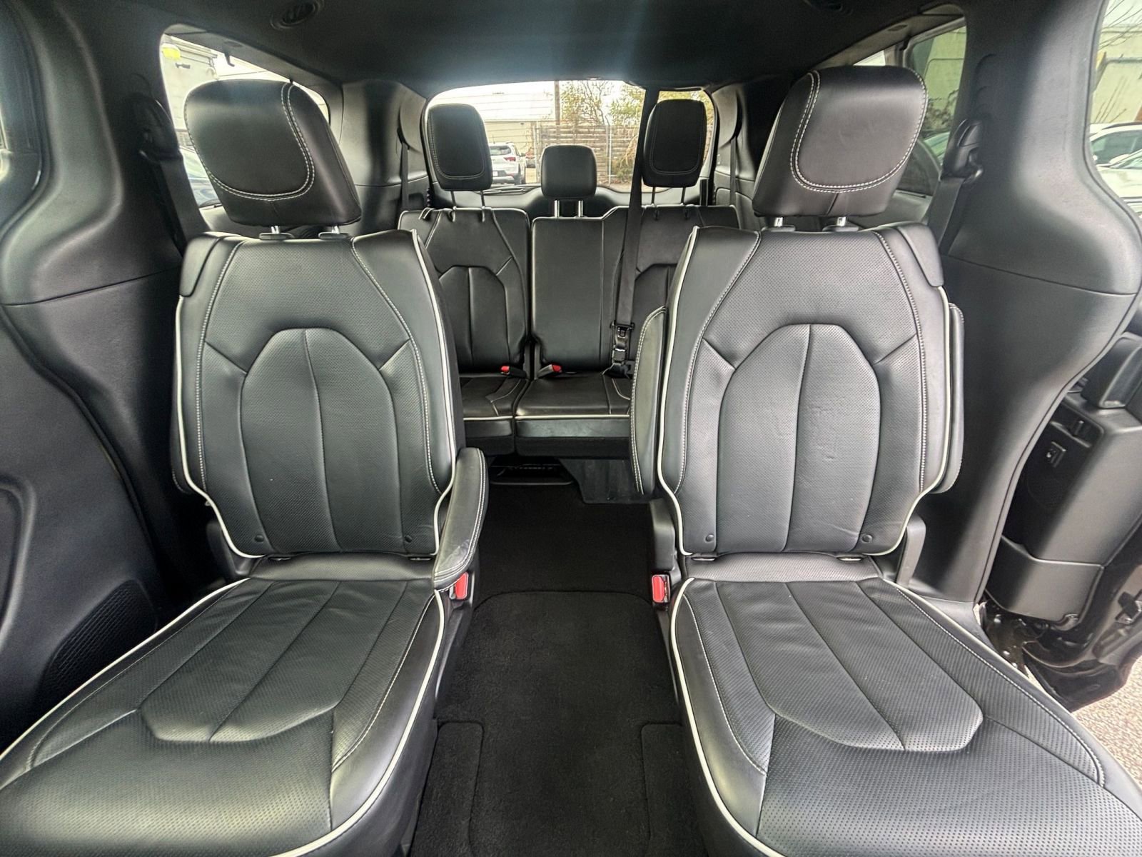 Used 2025 Chrysler Pacifica Limited image 43