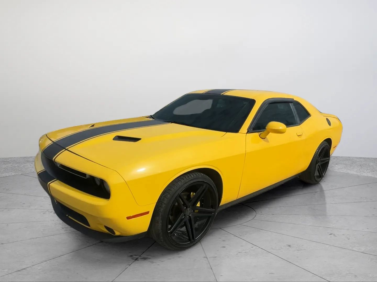 Used 2018 Dodge Challenger SXT image 1