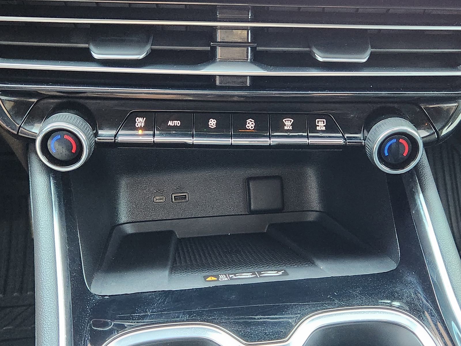 Used 2024 Chevrolet Traverse LT w/ Midnight/Sport Edition image 23