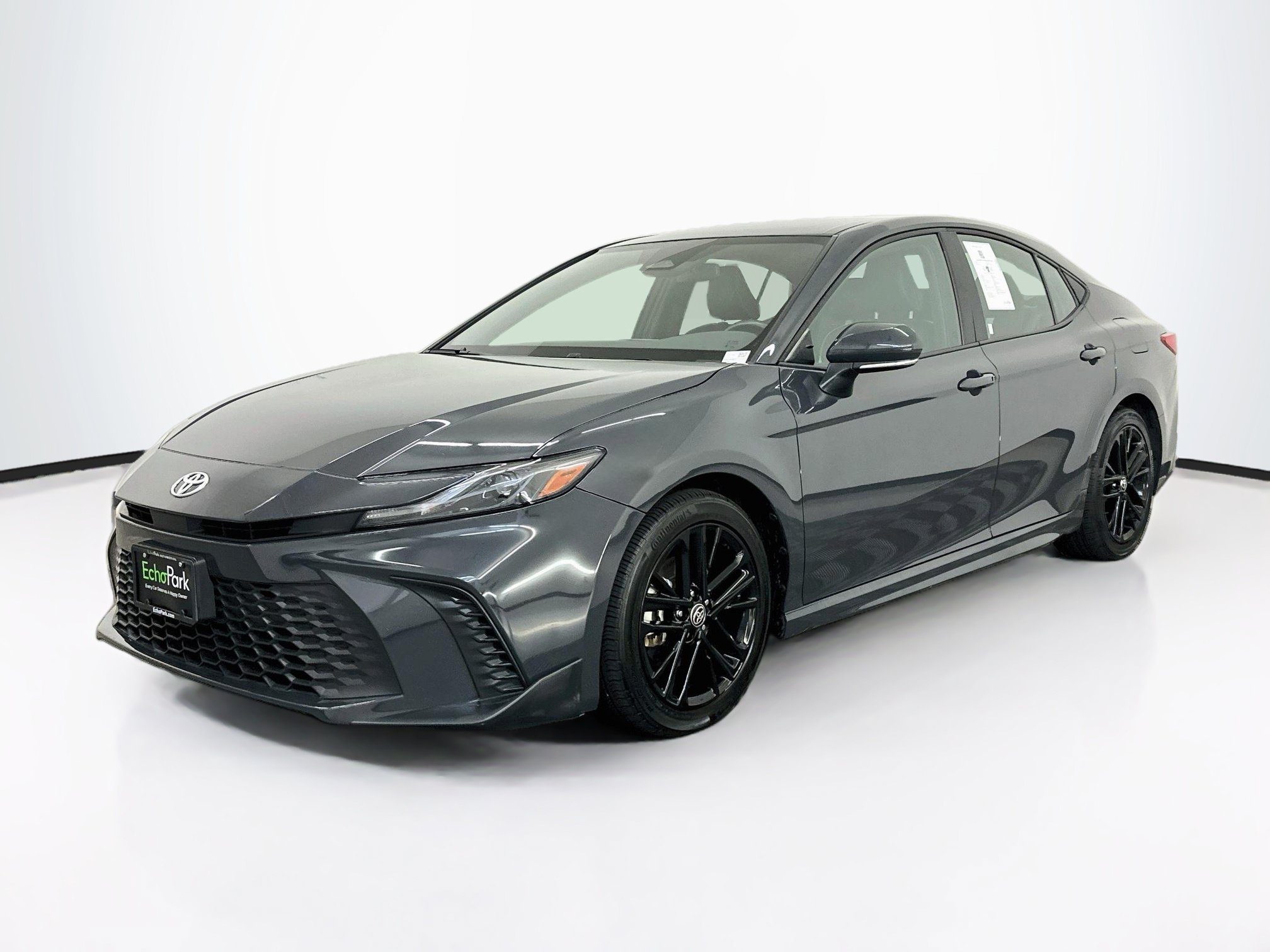 Used 2025 Toyota Camry SE FWD image 3