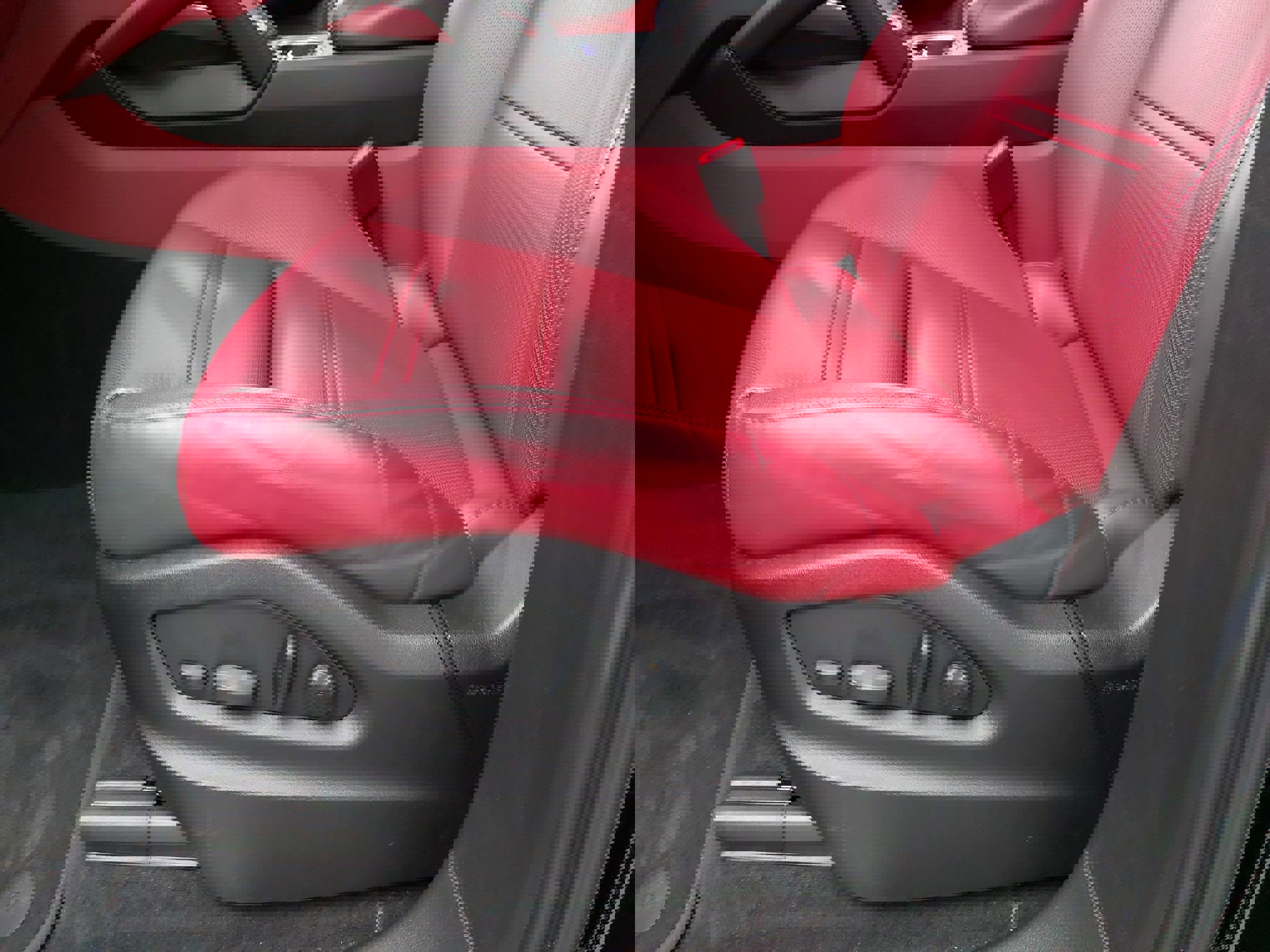 Used 2023 Porsche Cayenne Platinum Edition w/ Premium Package Plus image 31