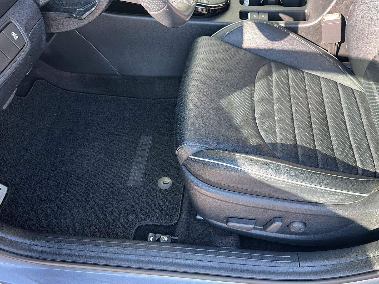 Used 2022 Kia Forte GT-Line w/ GT-Line Premium Package FWD image 6