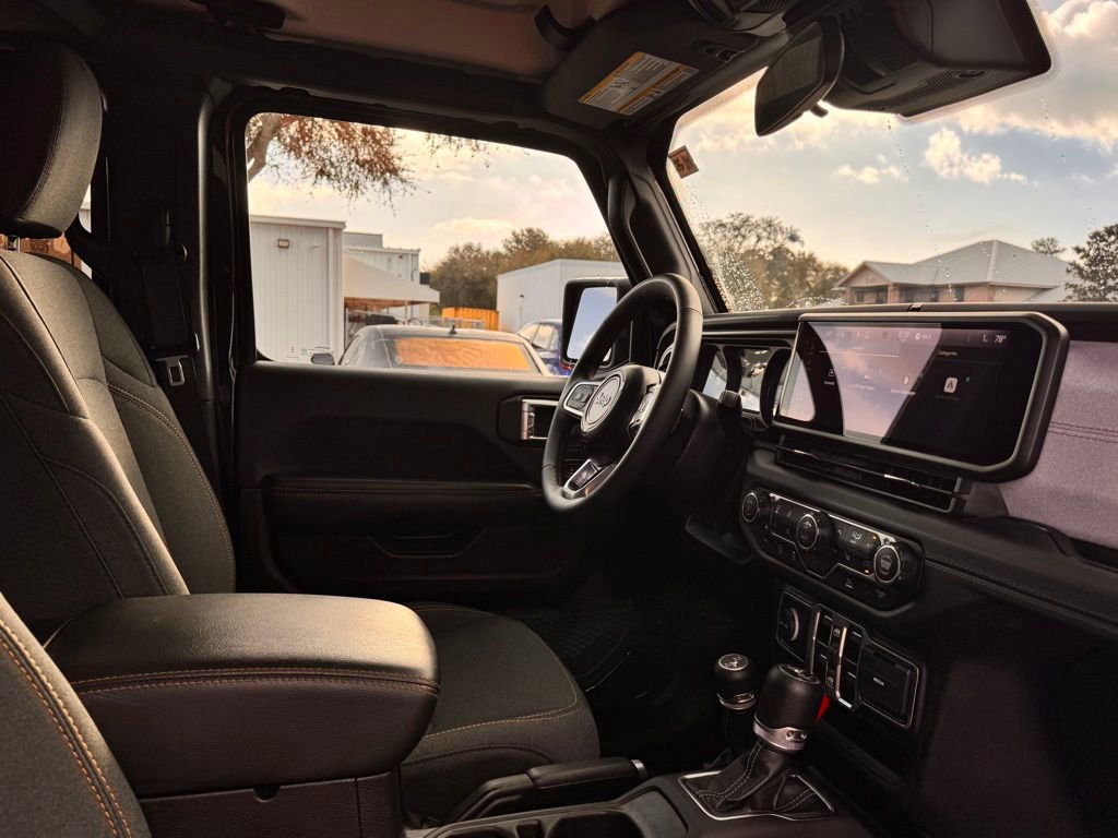 Used 2025 Jeep Wrangler Sahara image 34