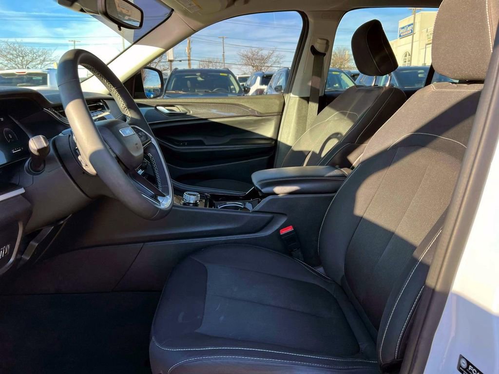 Certified 2023 Jeep Grand Cherokee Laredo w/ Luxury Tech Group I image 15