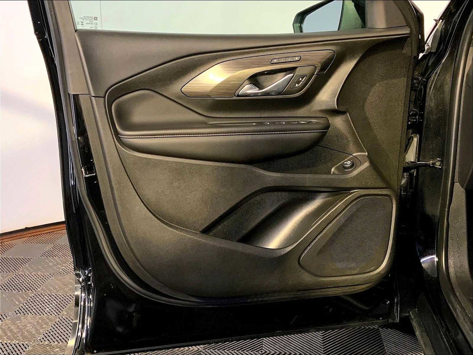 Used 2023 GMC Terrain SLT image 25