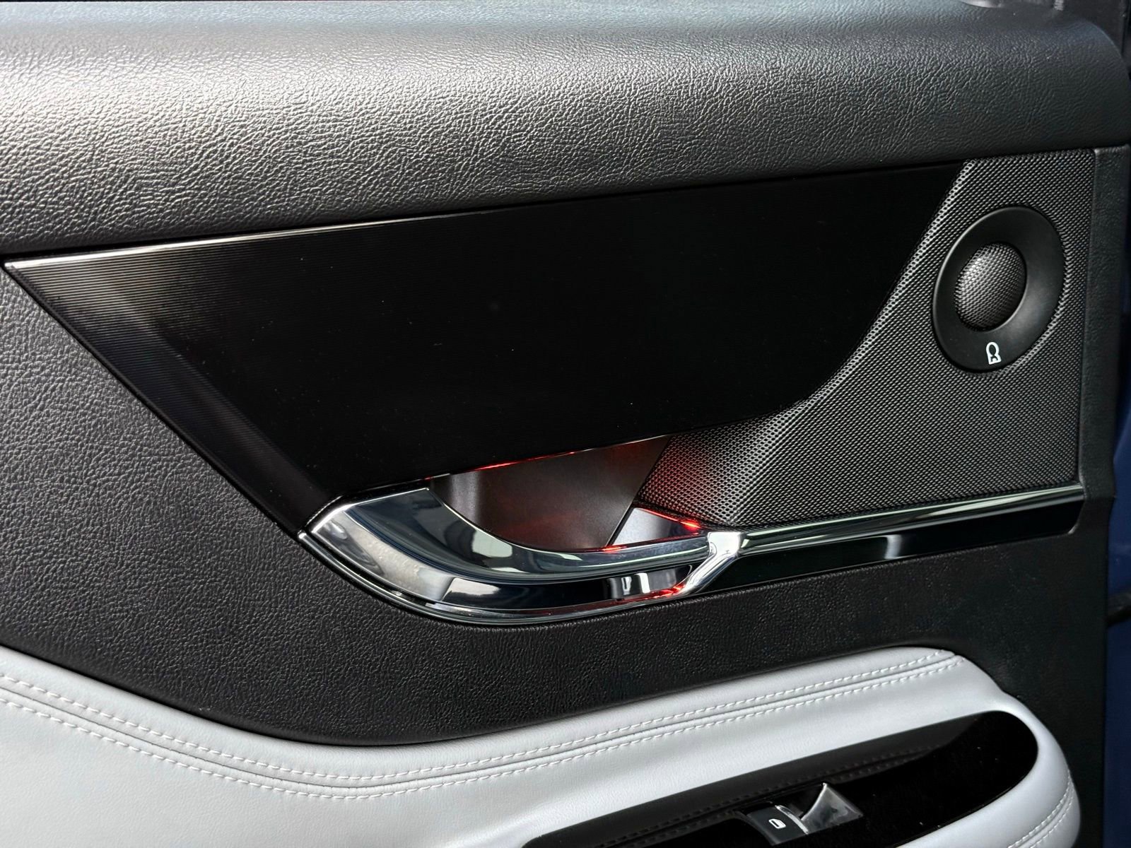 Used 2020 Lincoln Corsair Reserve image 25