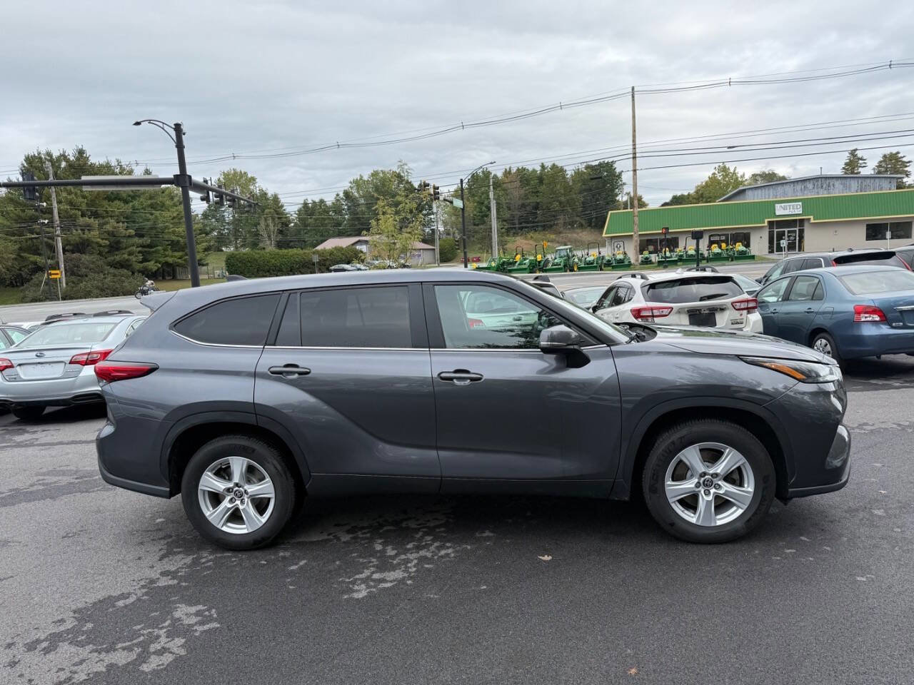 Used 2023 Toyota Highlander LE image 5