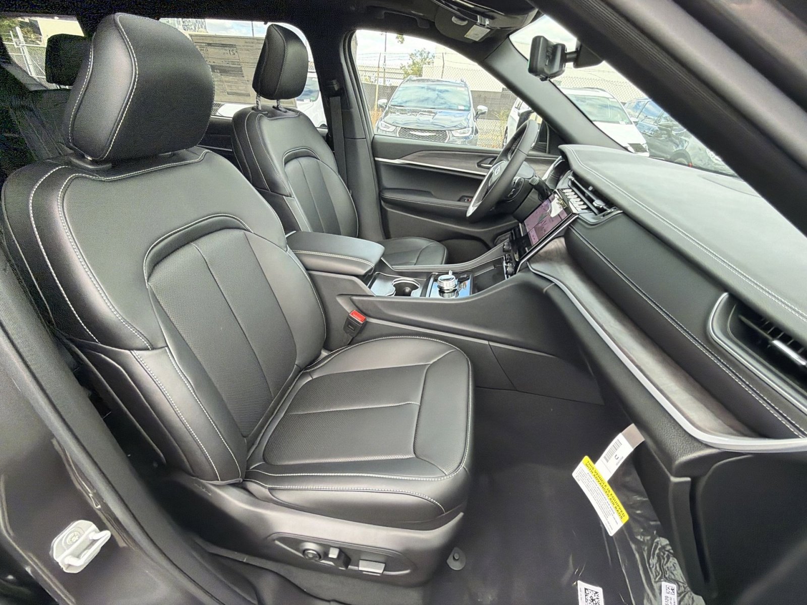 New 2025 Jeep Grand Cherokee L Limited w/ Luxury Tech Group II image 28